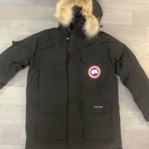 The black winter Canada goose hooded down jacket is very comfortable to wear.
